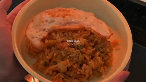 Kimchi fried rice 😋 #kimchifriedrice #cozyvlog #Vlog #cozyathome #slowlife 