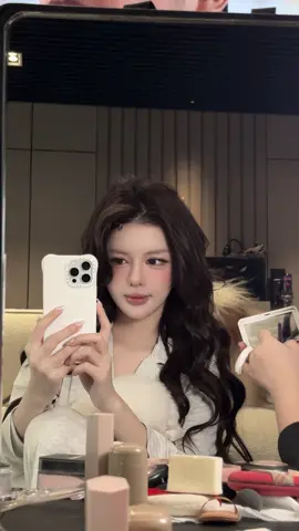 Tại sao vẫn yêu si mê ,  tại sao trái tim vẫn ngô nghê vẫn dành trọn lòng mình như thế ? 