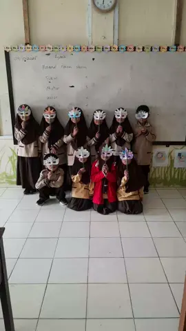 seni rupa kelas 1 SDN 3 Kepakisan membuat topeng dari kertas