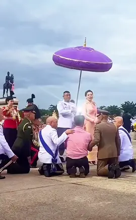 🙇🏻‍♀️คลิปวินาที 🙏🏻✨“พระราชินี” ทรงพระเมตตาสอบถาม ชายเสื้อสีชมพูที่วิ่งเข้าหาในหลวง 💜💛พระเมตตา💛💜 ต่อประชาชนทั้งสองพระองค์ทรงห่วงใย