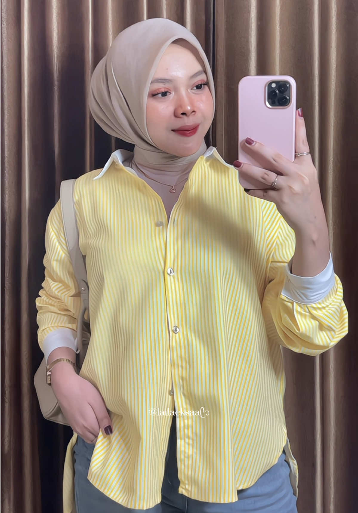 Suka banget sama kemeja yang satu inii, warnya jugaa cakep bgt🫶🏻✨ #kemeja #kemejastyle #kemejastripe #ayucitrafashion #ootdhijab 
