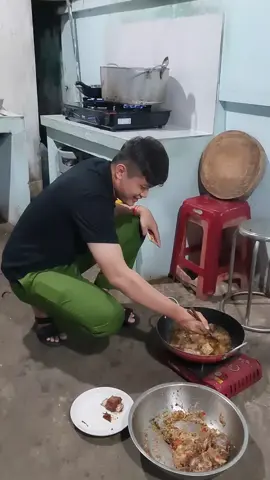 Nấu ăn được hay không mà cười tỏa nắng vậy 😅😅 #congan #police  #nâuăn #damdang #xuhuong 