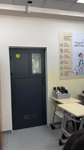 Öğretmenle berabermi oturmak? 