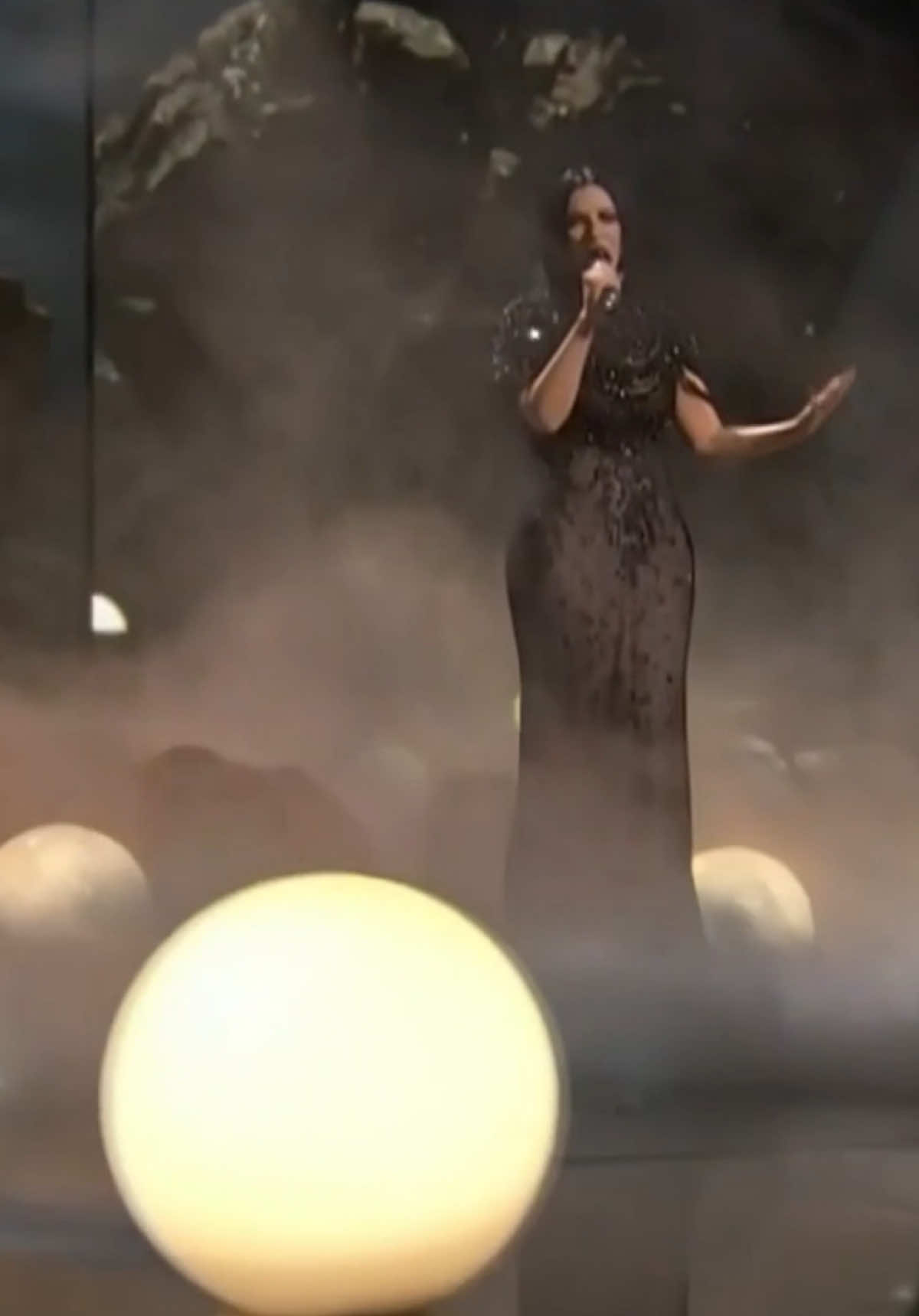 ¿Cuándo superaremos a @laurapausini en #PremiosBillboard2025? 