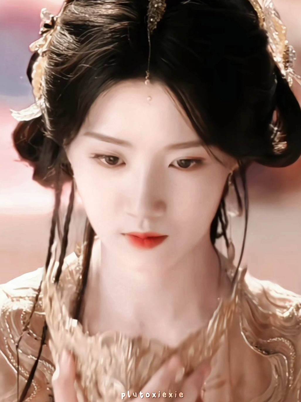 klan yaoguang udh tau semuanya klo mingxian itu perempuan dan keturunan klan bo, keturunan klan yaoguang yg asli ji bozai, kebenarannya nyakitin bgtt, aaaa udh gtu mingyi ma bapanya dihukum, ji bozai nolongin😩😭😭🏃🏻‍♀️💨💘🌷#入青云 #loveintheclouds #cdrama #neohou #luyuxiao 