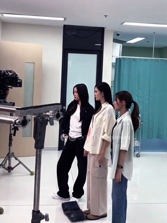 Petantang-petenteng bener tuh si Vayo🤣🤣 Nok Luk Fai bener-bener jadi bungsu bjir😭🤣🤣 P'Din jangan stres yaa😭🤣🤣 ngasuh dua bungsu🤣🤣🤣 #4elements #applelapisara #freensarocha #namneungmilind #fyp 