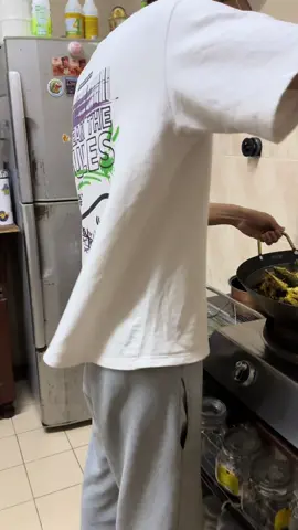 BILA CAKAP NAK MASAK SAMBAL IKAN SENYUM JER YUSUF SBB BELIAU SUKER MAKAN SAMBAL IKAN BASAH2 SIKIT, KORANG SUKER TAK GUYS…???😁 #sharingiscaring #thetanfamily #sambalebunda #sambalikan #mixblood 