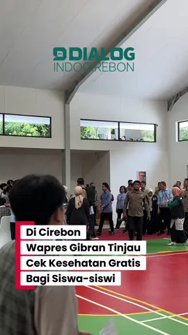 Wakil Presiden (Wapres) RI Gibran Rakabuming Raka melakukan kunjungan kerja ke Kota Cirebon, Jumat (24/10/2025) dengan salah satu agenda meninjau pelaksanaan program cek kesehatan gratis bagi siswa-siswi di SMA Kristen Penabur Cirebon. Kegiatan ini merupakan bagian dari program nasional pemeriksaan kesehatan pelajar yang diinisiasi oleh Presiden dan Wakil Presiden untuk mendeteksi dini potensi masalah kesehatan di kalangan remaja. Dalam kunjungannya, Wapres Gibran menyaksikan langsung proses pemeriksaan yang meliputi pengecekan tekanan darah, indeks massa tubuh (IMT), serta deteksi dini penyakit tidak menular. Kadinkes Kota Cirebon, dr. Hj. Siti Maria Listiawaty, M.M., kegiatan di SMA Penabur ini merupakan hari kedua pelaksanaan program di Kota Cirebon.  “Total ada 487 siswa yang diperiksa hari ini. Secara keseluruhan, program ini telah menjangkau hampir 90 persen dari total 53.800 pelajar di Kota Cirebon, dan akan dituntaskan dalam bulan ini,” ujarnya. Ia menyebut, dari hasil pemeriksaan, ditemukan beberapa siswa yang memiliki tekanan darah tinggi serta gejala pra-penyakit lainnya. “Ini penting karena melalui pemeriksaan seperti ini, faktor risiko bisa dideteksi sejak dini dan segera ditangani,” tambahnya. Berita selengkapnya: www.dialogindonesia.com Atau klik link berita di story ...  #cirebon #dialogindocirebon #wapresgibran 