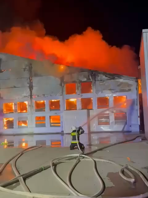 🚨🕵️‍♀️ Pożar KURNIKA W FAŁKOWICACH - 200 TYS. ZWIERZĄT W OGNIU! Czy to realizacja gróźb Natalii Panczenko? Ukraińska sabotażystka publicznie groziła podpaleniami na terenie Polski! 26 zastępów straży pożarnej walczyło z żywiołem, a my zadajemy pytanie: CZY TO PRZYPADEK? Przypomnijmy: 🔹 Panczenko groziła podpaleniami obiektów w Polsce 🔹 Mówiła wprost o akcjach sabotażowych 🔹 Teraz płonie ogromny kurnik z 200 tys. zwierząt Czy nadal będziemy udawać, że nie ma zagrożenia? Czy dalej mamy przymykać oczy na ukraińskie groźby sabotażu? To może być DZIAŁANIE NA ZLECENIE! Czas powiedzieć głośno: Polska NIE JEST bezpieczna, dopóki nie rozprawimy się z sabotażystami! #Bezpieczeństwo #Panczenko #Sabotaż #Pożar #Polska