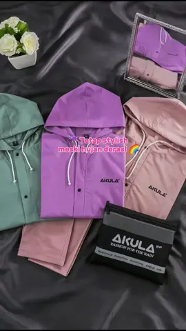 Jas hujan AKULA hadir dengan warna pastel yang manis dan bahan premium yang ringan, waterproof, dan nyaman dipakai seharian. Tampil kece tanpa takut basah! 💧✨ #AkulaRaincoat #OOTDHujan #rainyday 