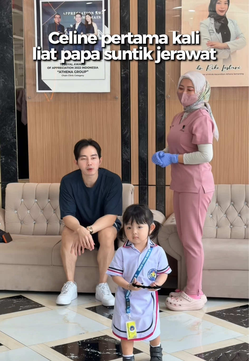 Celine gak mau masuk ruang treatment..jadi tindakannya di lobby aja🥲..
