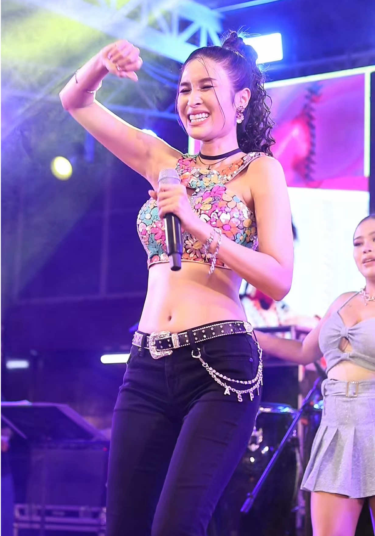 ผู้ชายไม่มีคนเดียวว #Nancy #กุหลาบร้อยรัศมี #เพลงฮิตtiktok #เพลงเพราะ #รําวงแนนซี่ 🎙️🧡🌹💃🏻