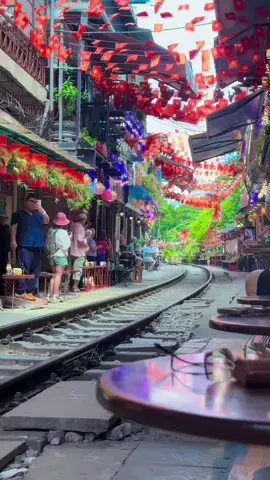 Bỏ lỡ chuyến tàu này, chúng ta có thể đi chuyến tàu khác. Nhưng bỏ lỡ nhau  chắc sẽ không có lần 2#phoduongtau #muathuhanoi #hanoi #fyp #foryou 