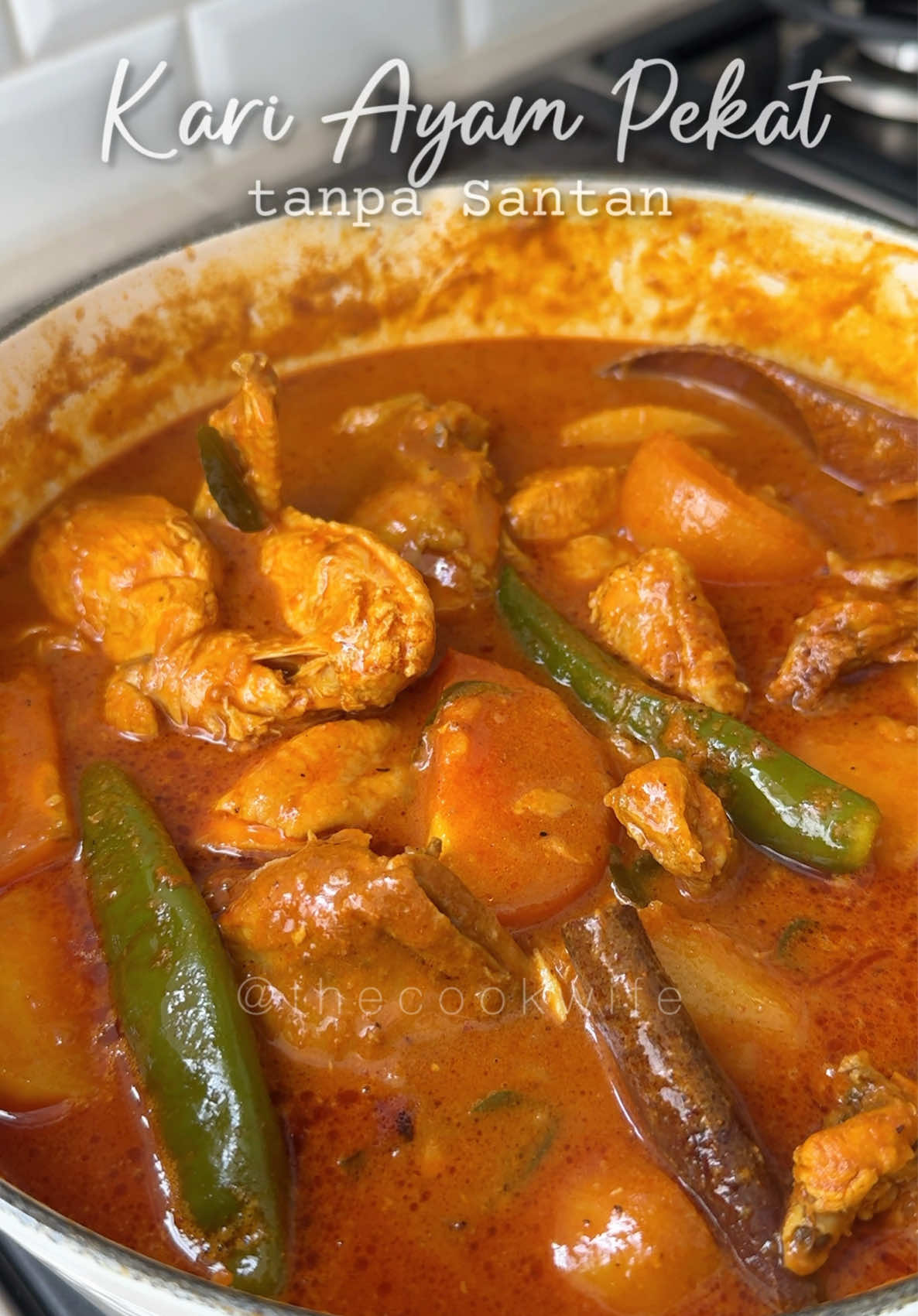 🥘Kari Ayam Pekat tanpa Santan🐓  Kali ni tumis bawang2 sampai garing sikit baru masuk serbuk kari memang kaw rasa dia🤗 🔅BAHAN2🔅 🌀1 ekor Ayam (saiz kecil) 🌀1 labu bawang besar (hiris) 🌀4 biji bawang merah (hiris) 🌀3 ulas bawang putih (hiris) 🌀1 inci Halia (tumbuk) 🌀3 tangkai daun kari 🌀8 sb serbuk kari ( campur sekali serbuk cili dalam 1 sb) bancuh dengan air 🌀Air asam jawa (ikutlah nk masam mana) 🌀Air secukupnya (utk menumis & kuah) 🌀Garam & gula secukup rasa  🌀Mushroom seasoning  🌀Cili hijau 🌀1 biji Tomato (belah 4) #fyp #fypシ゚ #fypシ゚viral #resepi #kariayam 