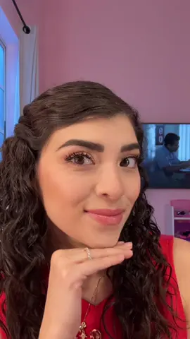 Aplicándome las pestañas virales 💖 alguien vio que serie estoy viendo 🫣 #fyp #sanishilashes #lashestutorial 