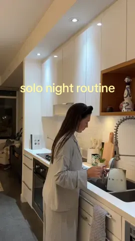 something about a cozy fall evening at home 😌🤎  Romanticizing solo nights in is a musttt #solonight #eveningroutine #homebodydiaries #romanticizinglife #nightroutine @Ninja Kitchen @Zevia @Lounge @Josie Maran @mondayhaircare @Pureology @Thayers @Three Ships Beauty 
