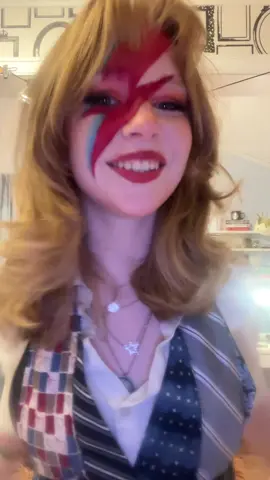 Jag vet att detta är ziggy stardust låt men de e min favorit låt mig vara #davidbowie #wlw #rockandrollsuici 