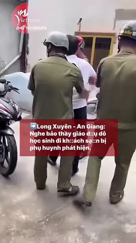 ➡️Long Xuyên - An Giang: Nghe bảo thầy giáo d::ụ dỗ học sinh đi kh::ách sạ::n bị phụ huynh phát hiện. Thấy phụ huynh b::ức x ú:: c như vậy chắc là lớn chuyện rồi...  ➡️Thông tin chờ xác thực #tiktoknews #tintrongnuoc #tiktokawardsVN #creatorsearchinsights 