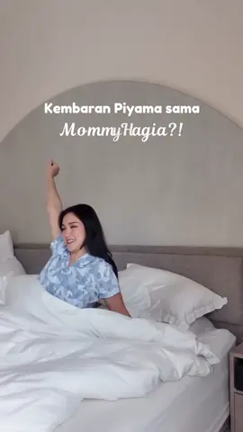 Kapan lagi  bisa kembaran piyama dengan Jedar? ga heran si mommy nya hagia juga pakai piyama ini, soalnya nyaman, motif & design nya juga cantik. yang mau kembaran bisa cek keranjang kuning #FelancyIntimate #RahasiaPercayaDiriku #sleepwear #piyamaset #pajamaset 