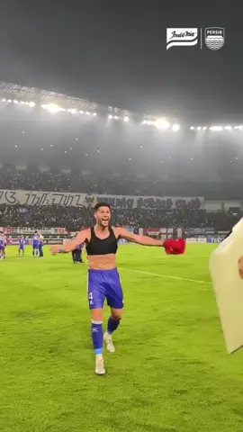 Persib Bandung kembali menunjukkan taringnya di kompetisi Asia! Kemenangan meyakinkan atas Selangor FC membuat Maung Bandung belum tersentuh kekalahan di ACL Two. #afcchampionsleaguetwo #timnasindonesia #persibbandung #acltwo #persib 