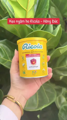 Trời lạnh dễ ho lắm, nên em lúc nào cũng thủ sẵn kẹo ngậm ho Ricola Đức. Mua hẳn hộp to vừa tiết kiệm vừa dùng được lâu, ngậm một viên là dịu họng, thơm miệng, nói cả ngày vẫn êm giọng luôn 🍃. Hàng Đức chuẩn, vị thảo mộc tự nhiên, mát dễ chịu cực kỳ luôn ạ! #RicolaDuc #KeoNgamHo #HopToTietKiem #ThaoMocTuNhien #ChamSocCoHong