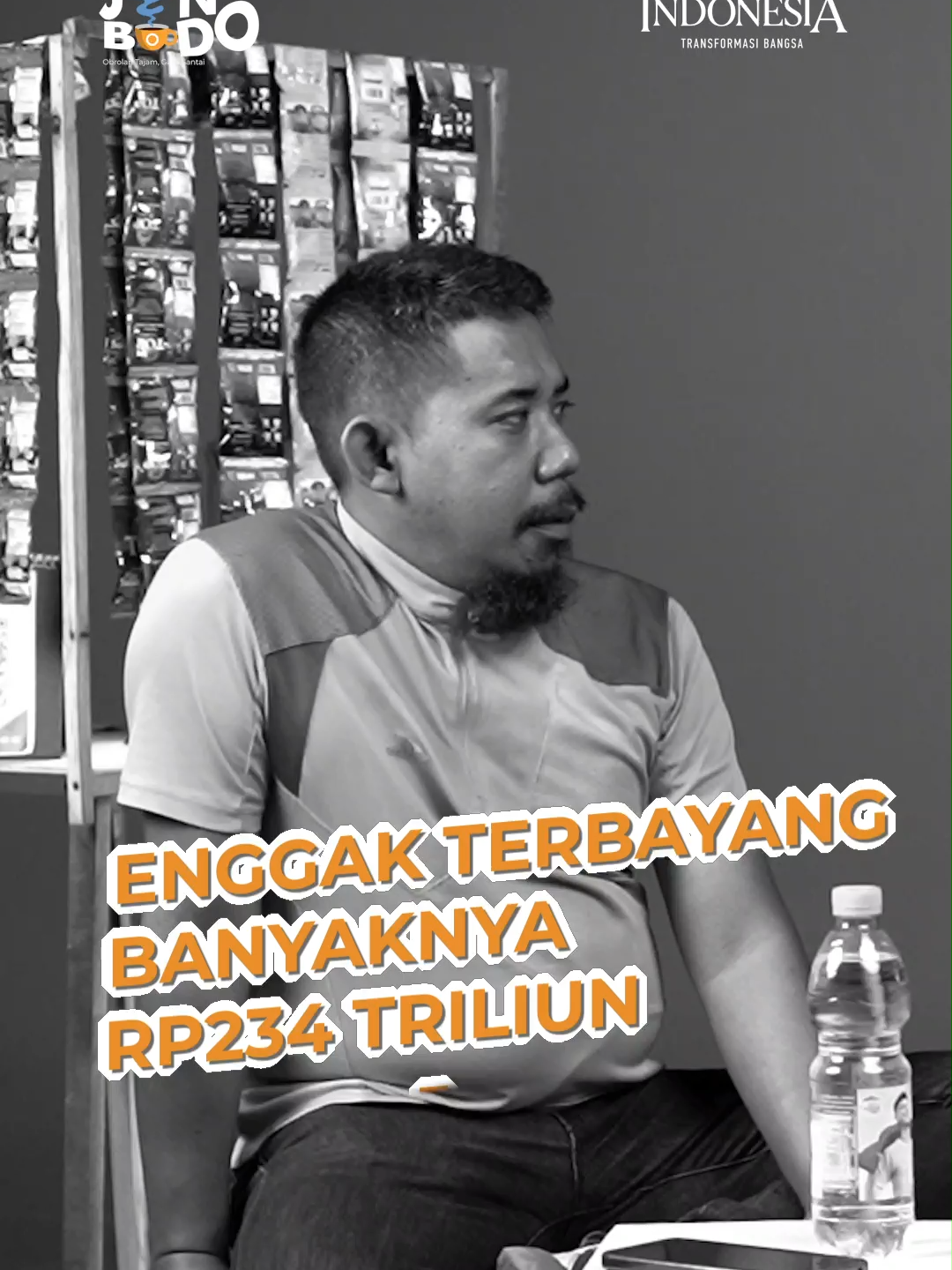 Enggak Terbayang Banyaknya Rp234 Triliun Gubernur Dedi Mulyadi tidak terima dengan pernyataan Menteri Keuangan Purbaya Yudhi Sadewa kalau dana pemerintah daerah (pemda) mengendap di deposito di perbankan. Bahkan, pria yang kerap disapa Kang Dedi itu menantang Purbaya untuk membuktikan dana APBD Jawa Barat senilai Rp 4,17 triliun mengendap dalam bentuk deposito. Pasalnya, Kang Dedi mengaku sudah mengecek rekening milik pemerintah provinsi, tidak ada deposito sebesar Rp4,1 triliun.  Sedangkan menurut Purbaya berdasarkan data Bank Indonesia (BI), Jawa Barat termasuk lima besar dana pemda yang menganggur di bank. Total dana pemda di bank pada 2025 mencapai Rp234 triliun.  #dedimulyadi #Purbaya #KDM #APBD #DataBI #Deposito #Menkeu #GubernurJabar #DanaMengendap Link video https://youtu.be/YiXU7JopcFc