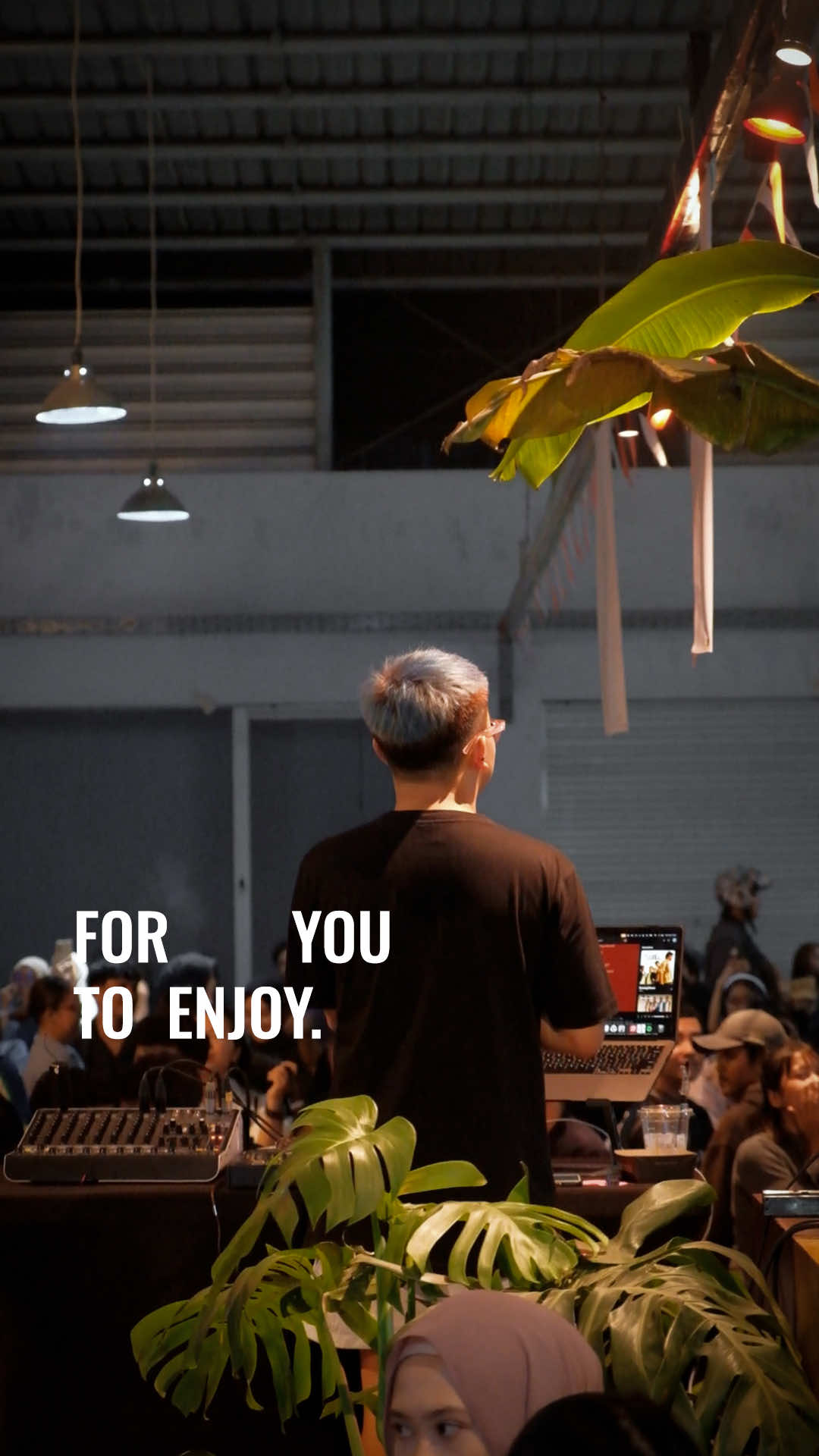 Ramaikan malam minggumu bersama Sun & Moon ( @MIXMIKE & @Baristattoo ) hanya di Blackbox Coffee Spot! ✨ Nikmati suasana hangat, bernyanyi, dan berirama dalam malam penuh cerita. 🎶☕️ Jangan lupa ajak teman-temanmu biar makin seru! 🔥 #ngopienakdipasar #pasarsetonobetek #kediri24jam 