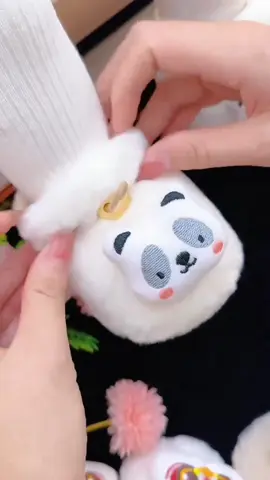 Trời vừa nói là lạnh ngay. May mắn thay, tôi đã chuẩn bị sẵn hai đôi giày lông này cho bé yêu mới vài tháng tuổi. Mặc một lớp tất mỏng bên trong rồi đi giày lông này thì ấm vô cùng. Giày cũng rất nhẹ và thoải mái, lại không dễ tuột #xuhuong #giaytapdichobe 