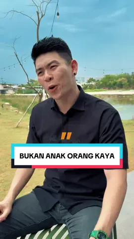 Kadang, kalimat kecil bisa ninggalin luka besar, tapi jangan jadikan luka yang semakin sakit, tapi api yang semakin berkobar 🔥 Dulu aku pernah dikatain, “Kita bukan anak orang kaya, jangan boros.” Sejak itu aku janji — bakal buktiin semuanya sendiri. Sekarang, tiap kali capek atau gak bisa cerita ke siapa-siapa, aku cuma duduk, seduh @Kopi Kapal Api  dan ingat… sejauh ini aku udah berjuang sekuat mungkin. ☕️ Lelaki tidak bercerita, tapi selalu semangat 100%. #LelakiTidakBercerita #KapalApi