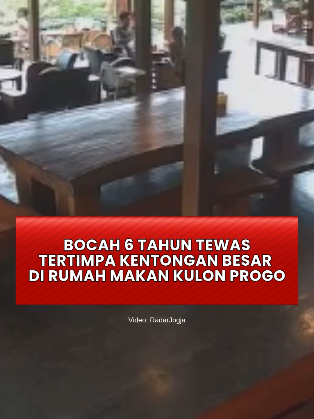 Insiden tragis menimpa seorang bocah berusia 6 tahun asal Bantul yang sedang berkunjung ke rumah makan Kopi Ingkar Janji di Kulon Progo. Saat keluarga menikmati waktu santai, bocah itu bermain di area playground dan kemudian mendekati kentongan kayu raksasa di depan joglo utama. Kentongan kayu setinggi sekitar dua meter dan berdiameter besar itu tiba-tiba roboh setelah sempat dimainkan anak tersebut, lalu menimpa tubuhnya dan mengakibatkan ia meninggal dunia di RS PKU Nanggulan. Saat ini pihak Polres Kulon Progo masih mendalami insiden ini termasuk mengecek apakah ada unsur kelalaian dari pengelola rumah makan.  FAB #kentonganrobohrumahmakwisata #anakmeninggal #kentonganbesar #kopiingkarjanji #wisatakulonprogo #pengelolarumahmakan #keselamatananak