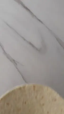 🍔 Wraps estilo Big Mac Siempre llego tarde a las modas 😅 ¡Pero bueno… finalmente probé los wraps inspirados en la Big Mac y wow, la moda lo vale 100 veces! ¡Están tan, tan ricos! 😍 Definitivamente los haré más seguido 💯 Dale like a este video (¡me ayuda muchísimo 🫶🏻!) y guárdalo para que puedas encontrar la receta rápido ✔️ 🧂 Lo que necesitas Para la salsa: 3 cucharadas de mayonesa 1 cucharada de mostaza 1 cucharada de kétchup 2 pepinillos, finamente picados 2 cucharadas de jugo de pepinillos 1 cebolla pequeña, picada Una pizca de sal 1/2 cucharadita de ajo en polvo Para los wraps: 6 tortillas pequeñas 400 g de carne molida de res 6 (o más) rebanadas de queso cheddar Lechuga iceberg Tomate Cebolla frita 👩‍🍳 Cómo hacerlo: En un recipiente, mezcla la mayonesa, la mostaza y el kétchup. Agrega los pepinillos picados, el jugo de pepinillos, la cebolla, la sal y el ajo en polvo. Mezcla bien hasta obtener una salsa homogénea. Guárdala en el refrigerador para que los sabores se mezclen. Divide la carne molida en 6 porciones iguales. Coloca una capa delgada de carne sobre un lado de cada tortilla (como si la “untarás” encima). Cocina las tortillas con el lado de la carne hacia abajo en una sartén sin aceite hasta que la carne esté cocida y dorada (aprox. 3–4 min). Voltea la tortilla y pon una rebanada de cheddar sobre la carne caliente para que se derrita. (Tip: tapa la sartén para que se derrita mejor) Agrega lechuga iceberg, tomate y cebolla frita sobre la carne con queso. Añade un poco de salsa Big Mac encima. Dobla la tortilla como un taco, agrega un poco más de salsa por encima y ¡disfruta! 😋 🔖 Hashtags traducidos / sugeridos #wrapbigmac #bigmac #recetafácil #cenaen10minutos #ideascena 