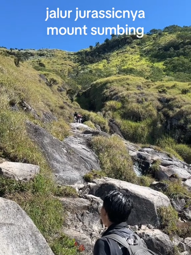 Untuk jalur yang benar ambil yang lurus aja,nyebrang sungai. JANGAN YANG NAIK! Vt//linus #sumbingviamangli #sumbingviabutuh #sumbingviaadipuro #sumbingviakaliangkrik #kaliangkrikmagelang 