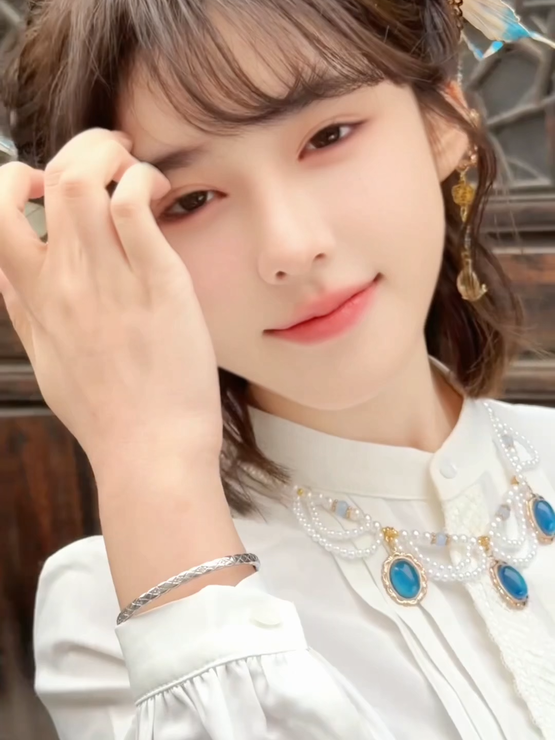 有没有内蒙古的人，帮我鉴定一下她说什么呢#白桃 #国风 #汉服 #我只拍你 #甜妹 #短发 #马面裙