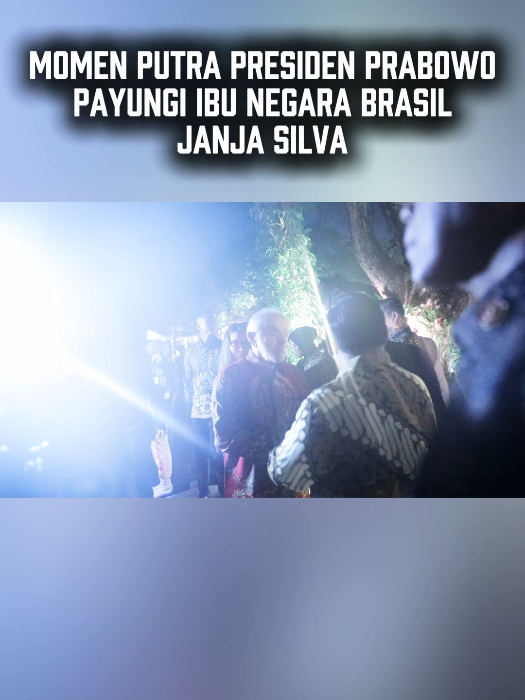 Sebuah momen menarik terjadi di sela kegiatan kenegaraan yang melibatkan Indonesia dan Brasil. Putra Presiden Prabowo menarik perhatian ketika dengan sigap memayungi Ibu Negara Brasil, Janja Silva, yang tengah berdiri di bawah rintikan hujan. #prabowo #brasil #indonesia