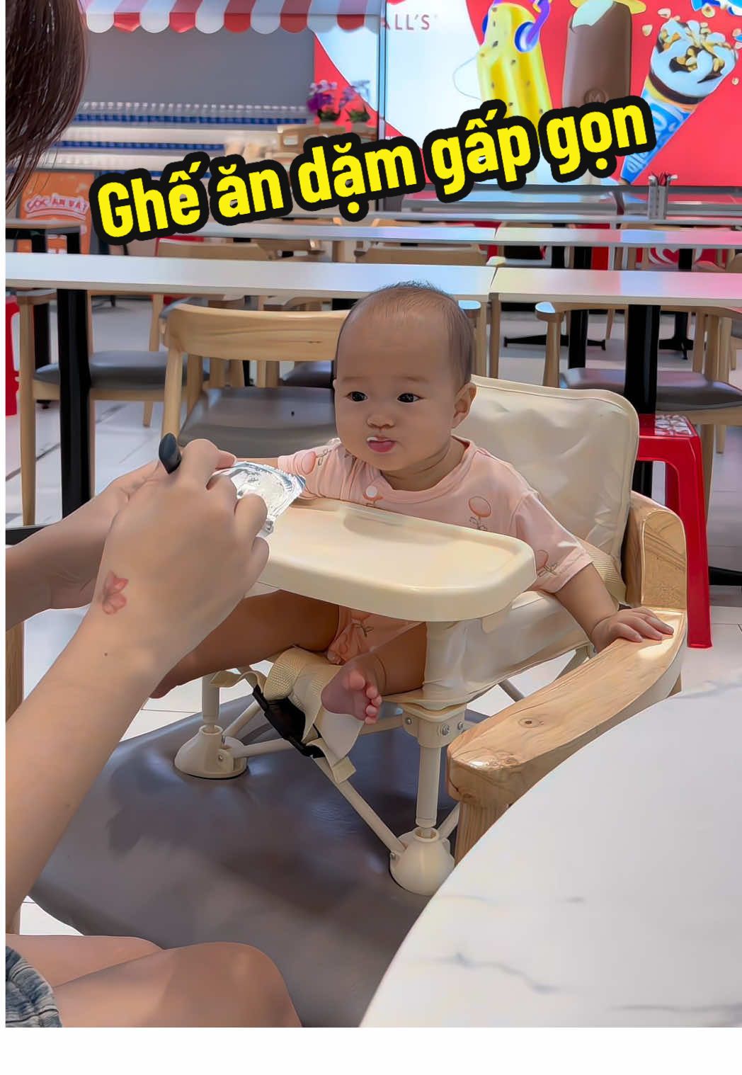 Ghế gấp gọn này tiện lắm các mom. Mà xinh nữa 🥰 #mebimsua #mebau #gheandam #gheandamgapgon #gheandamchobe 
