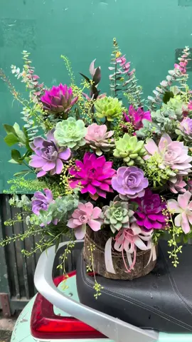 Chiếc lẵng sen đá mix màu rực rỡ #GiỏHoaSenĐá #hoatuoimelinh #hoasendahanoi #langhoasenda 