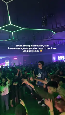 Biayayain diri sendiri pun masih mampu kok 😋 #fypシ゚viral🖤tiktok #helensplaymart #helensnightmart #partypeople #makassar 