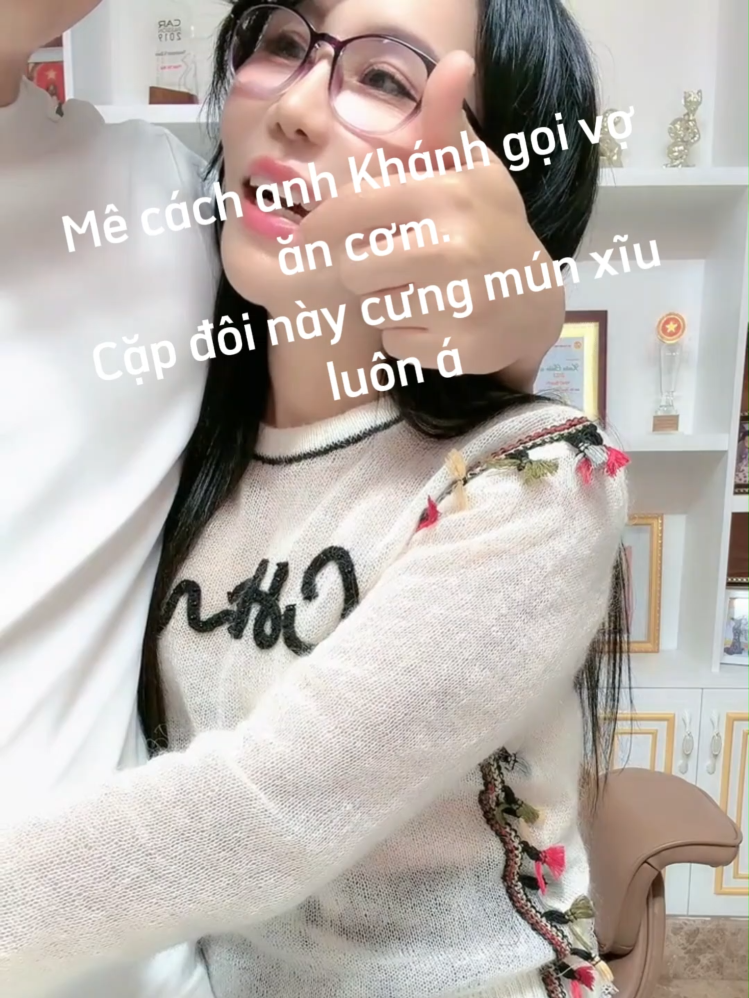 Mê cái cách mà anh HKK gọi vợ ăn cơm quá trời uii. Anh chị cứ phát cơm cún thường xuyên thế này làm sao các em chịu được. Anh Khánh hài hước, zui tính quá ạ #mailisa #sepmailisa #tiktokgiaitri #hoangkimkhanh #tinhyeu #giadinhmailisa