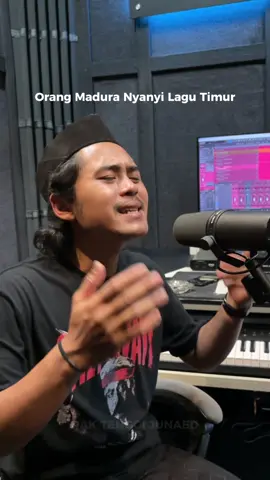 Baju yang ku pakai adalah satu-satunya brand Madura yang menurutku gak norak, jika kalian pengen samaan gass cek di showcaseku @Afta Nasrulloh  #lagutimur #ngapainrepot #madura #kejhungmadura 