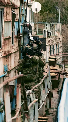 Cleaning the corners and elementary breaching in a naval environment. Any suggestions or observations? Stay tuned, next Thursday comes Chapter 2! #specialforces #specialops #tacticalgear #militarygear #tacticalequipment #staysafe #lawenforcement #tactical #platecarrier #staytactical #tacticaltraining