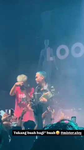 siapa nih yang dapet buah dari aloy semalam@BANG MISTER ALOY #perform #makassar #jualan #buah #aloy 