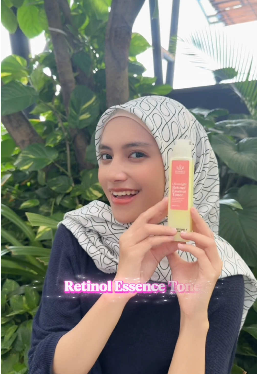 Toner yang digandrungi bunda-bunda nih karena udah bisa bantu 16x hempas flek, dan rutin dipakai di malam hari😉💖 Jadi jangan biarin flek yang menyebalkan itu nginep terus di kulit bunda ya, harus diatasi dengan skincare yang tepat pakainya Toner Retinol dan juga Retinol Night Gel ini bunda✨ #toneressence #nightgel #16xhempasflek #fyp #hiqween 