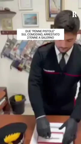 Il traffico di armi a Napoli e provincia ha assunto dimensioni importanti, da inizio anno ad oggi i carabinieri del Comando provinciale di Napoli hanno sequestrato 150 armi da taglio, 319 armi improprie (tra tirapugni, mazze e nunchaku) e 152 armi da fuoco. Durante una perquisizione in casa di un 27enne a Salerno, i militari di Palma Campania trovano un fucile a gas compresso calibro 4.5 mm con caricatore a nastro da 30 colpi e una pistola a salve semiautomatica con 5 proiettili veri e a 47 munizioni a salve.C’è però qualcosa che davvero cattura l’attenzione dei carabinieri ed è una scatola rossa poggiata sul comodino. All’interno due penne. Sono metalliche e dal colore argento, scrivono benissimo. Tutto potrebbe apparire nella norma se non fosse che quelle penne sono in realtà armi da fuoco. La prima é una penna calibro 22 mentre l’altra è una penna calibro 6,35 X 16SR. Le armi, che ricordano tanto i film degli agenti segreti, presentano all’interno un meccanismo a molla pronto a scattare quando la testina viene tirata. Nel fusto, la camera per l’alloggio dei proiettili. Le penne micidiali sono state sequestrate, analoga sorte per 26,6 grammi di cocaina suddivisa in tre involucri e per un bilancino di precisione. Il 27enne è stato trasferito in carcere, dovrà rispondere di detenzione illegale di armi e stupefacente. #carabinieri #napoli #salerno
