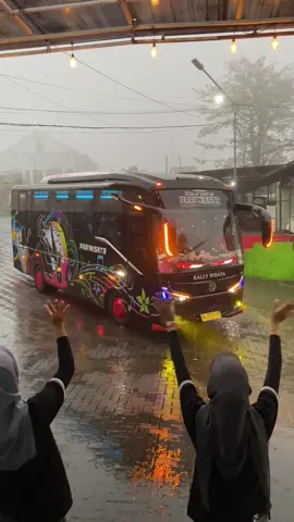 Rumah Makan dan Pusat Oleh Oleh HC Putra Kota Batu ◻️ Buka setiap hari ◻️ Kapasitas rumah makan ± 1000 orang ◻️ Kapasitas parkir ± 50 big bus ◻️ Fasilitas ± 80 toilet (air hangat & toilet duduk) ◻️ Musholla ◻️ Jarak dari Jatim Park 2 hanya 3 menit ◻️ Jarak dari Santera hanya 15 menit Mulai dari pilihan snack, aneka kue, maenan, permen, keripik tempe, pie susu, souvenir dan strudel… kamu bisa temukan di sini dan untuk harga kami relatif terjangkau dan murah jadi jangan ragu untuk mampir yaaa Info Reservasi: 📞       : 0811 3120 354 Maps  :  HC Putra Oleh Oleh ————————————————————— Jangan lupa follow dan tag momen kalian saat di HC Putra Oleh Oleh #pusatoleholeh #pusatoleholehbatu #pusatoleholehmalang #rumahmakan  #salampariwisata Lokasi: Sebelum Jatim Park 2 @Rallywisata Official 