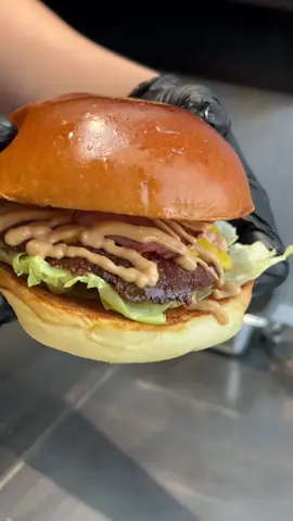 Do you think my burger is suitable for breakfast?#handmade #burger #foryou #viral 