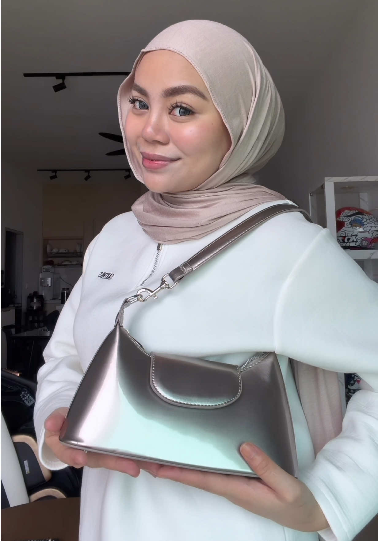 finally! aku dah grab AS x Sally Bag ni. cannot lah lawaa teruk lah bag ni 😭 kalau korang nak juga Bag Rica / Samma (medium) ni please Masuk Live Papalaris 27/10 (Isnin) 8.00 malam tau!  @Aliff Syukri Kamarzaman @Nur Shahida Mohd Rashid @Dherbs Terlajak Laris  #handbag #asxsally #dherbs #sally #yrlnetwork 