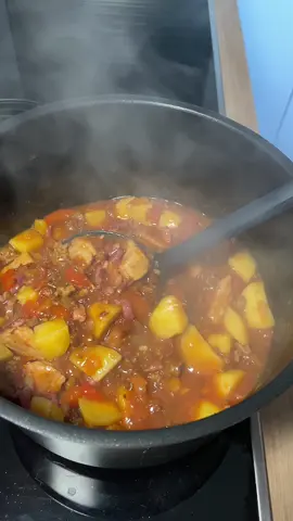 Räubertopf#bbqdad#EasyRecipe  Zutaten: 1 Zwiebel 3-4 Knoblauchzehen 1 Paprika, rot 1 Paprika, gelb 400gr. festkochende Kartoffeln 500gr. gemischtes Hackfleisch 200gr. gewürfelter Schweinegulasch 150gr. Speckwürfel 2 TLPaprikapulver, edelsüß 2 - 3 ELTomatenmark 200 ml Rotwein/Traubensaft 400 gr. gehackte Tomaten aus der Dose 400 ml Gemüsebrühe Salz & Pfeffer