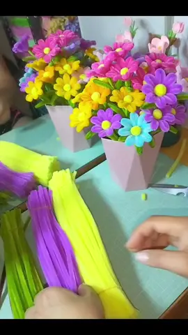 Mini Daisies Quick Tutorial #handmade #fuzzywireflower #pipecleanerflowers #fuzzywireflowers #handmadeflowers 