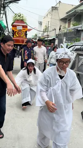 Con trai, con gái nằm lót đường báo hiếu rơi nước mắt