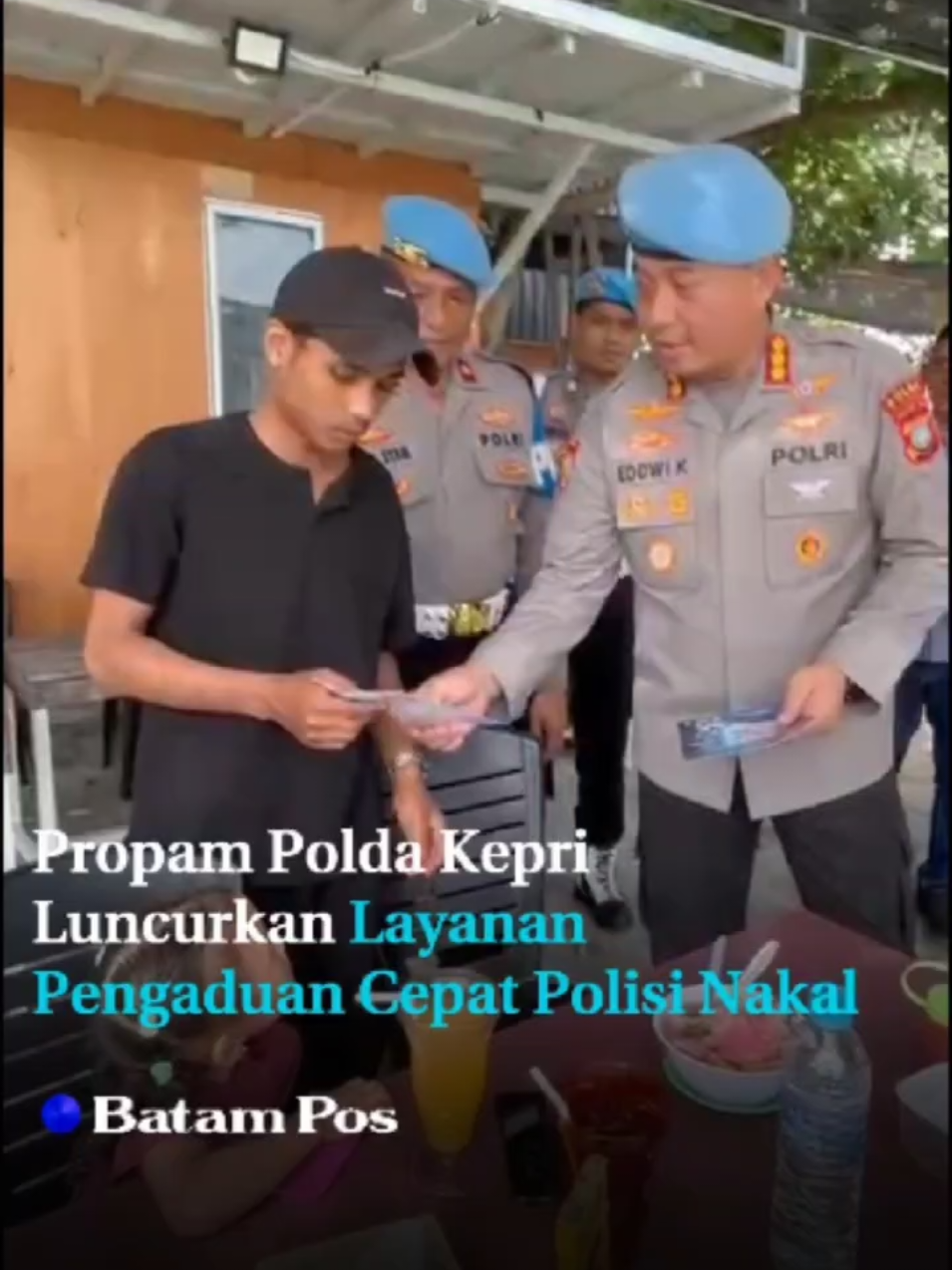 Bidang Profesi dan Pengamanan (Propam) Polda Kepulauan Riau (Kepri) terus berinovasi menjaga marwah institusi Polri. Salah satunya melalui program Pengaduan Cepat Propam Polri, yang kini mulai disosialisasikan ke masyarakat sebagai kanal pelaporan dugaan pelanggaran anggota Polri. Kabid Propam Polda Kepri Kombes Eddwi Kurniayanto mengatakan, layanan pengadian adalah bagian dari transformasi Polri menuju institusi yang transparan dan akuntabel. Program ini memungkinkan masyarakat untuk melapor langsung jika menemukan pelanggaran yang dilakukan oknum polisi, cukup dengan memindai kode QR yang tercantum di selebaran. “Ini salah satu inovasi dari Propam Polri yang harus kita sosialisasikan ke masyarakat. Tujuannya sebagai langkah pencegahan terhadap pelanggaran personel Polri. Kalau ada polisi yang nakal, silakan laporkan melalui pengaduan cepat ini,” ujar Eddwi, Jumat (24/10).usai menyebar brosur di kawasan Nongsa. Ia menjelaskan, laporan tidak hanya bisa digunakan untuk menyampaikan hal negatif, tetapi juga apresiasi kepada anggota yang bekerja dengan baik.  “Tak hanya yang nakal, yang baik dan membantu masyarakat pun silakan dilaporkan. Ini bentuk keterbukaan kami,” katanya. Program ini, lanjut Eddwi, juga menjadi upaya Propam menekan angka pelanggaran anggota. Pihaknya rutin melakukan langkah pencegahan seperti pemeriksaan urine, pengecekan kelengkapan pribadi, serta turun langsung ke wilayah.  “Alhamdulillah pelanggaran anggota di Polda Kepri terus menurun,” ujarnya. Reporter & video : Yashinta Editor : Cia  #propam #poldakepri #aplikasi #polisinakal #batam 